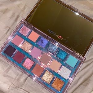 HUDA BEAUTY Mercury Retrograde Palette